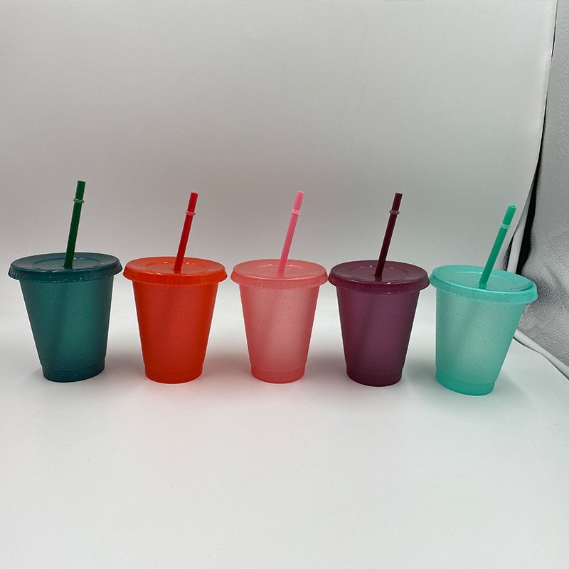 Summer Hot Sale New Water Cup Plastic Cups with Straw Lid Design Comfortable Coffee Mugs