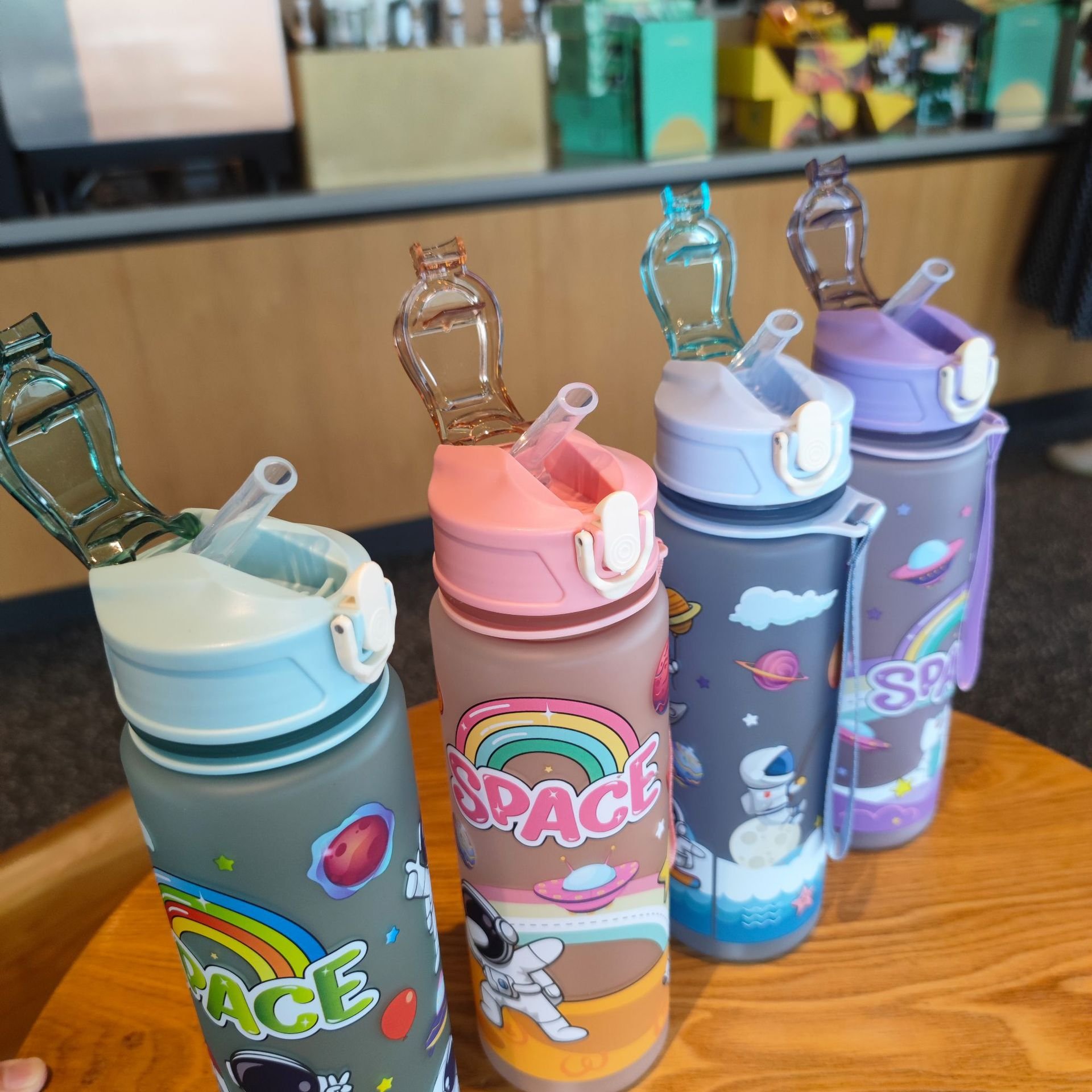 New Cheap Cute Kids Cartoon Spaceman Plastic Tumblers Cup 650ml Portable Rope Holding Water Bottle With Straw