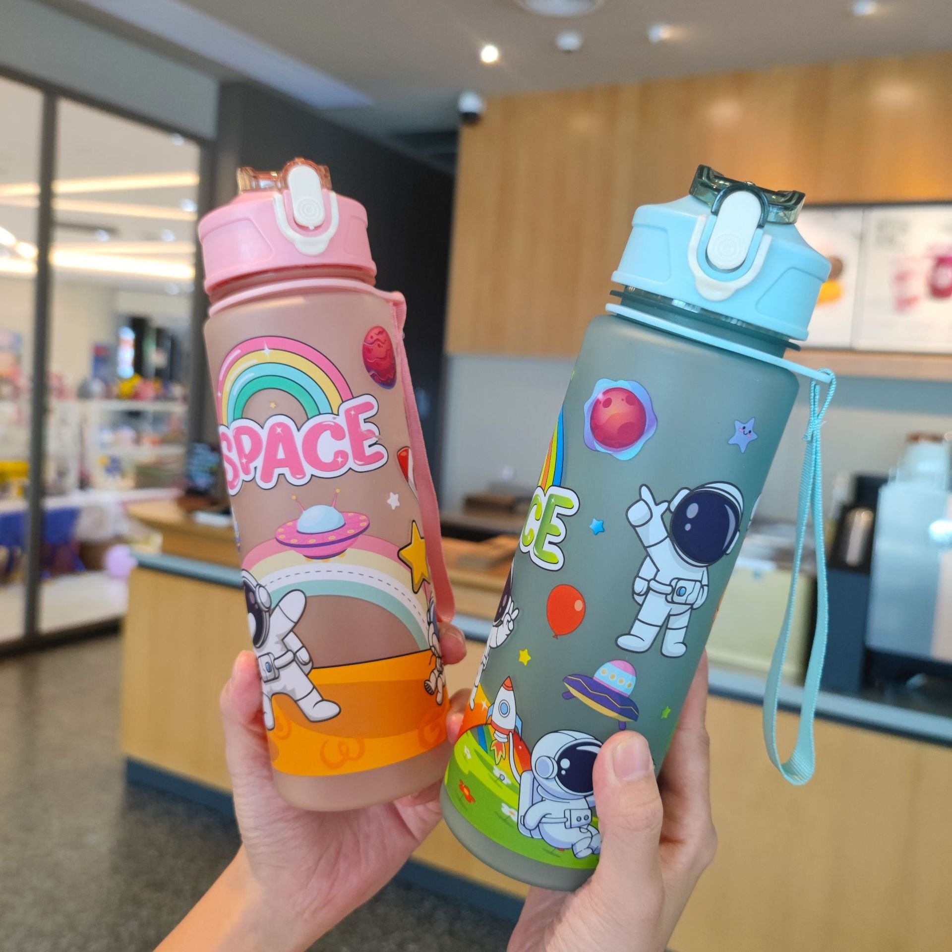 New Cheap Cute Kids Cartoon Spaceman Plastic Tumblers Cup 650ml Portable Rope Holding Water Bottle With Straw