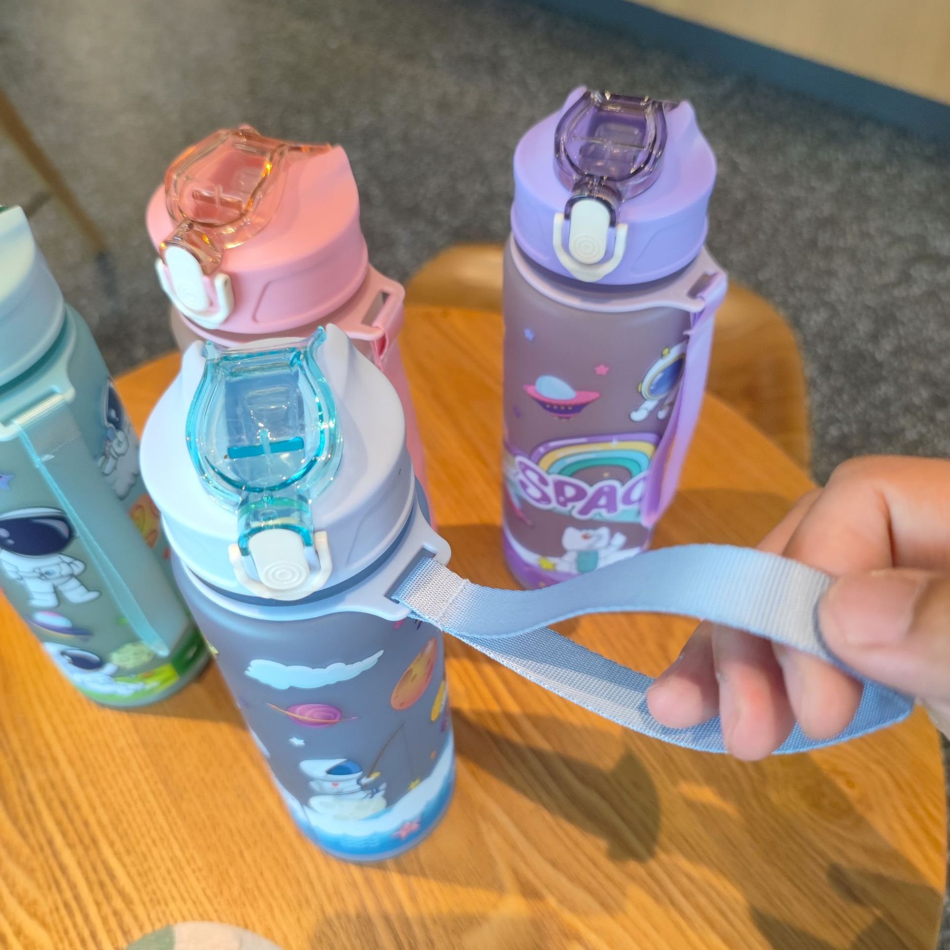 New Cheap Cute Kids Cartoon Spaceman Plastic Tumblers Cup 650ml Portable Rope Holding Water Bottle With Straw