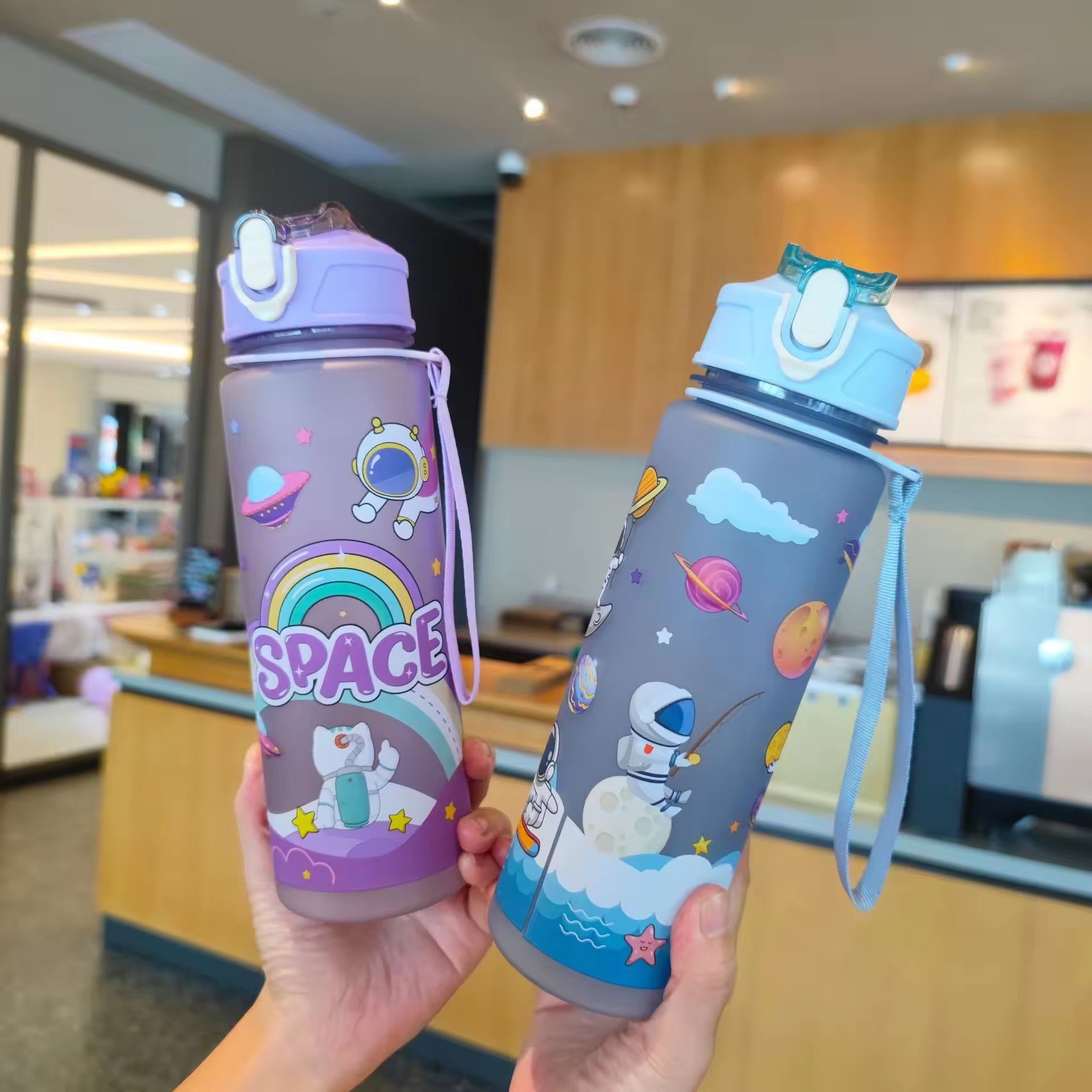 New Cheap Cute Kids Cartoon Spaceman Plastic Tumblers Cup 650ml Portable Rope Holding Water Bottle With Straw