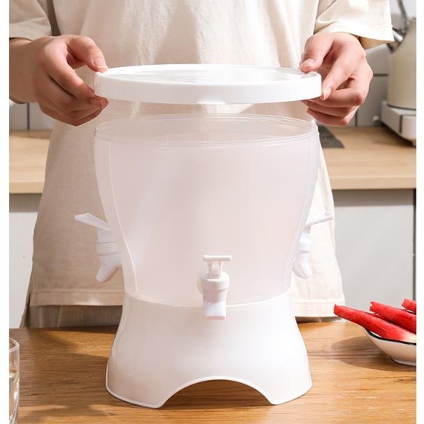 4.5L rotating cold water bottle with faucet Food grade PP water bottle Refrigerator cold water teapot