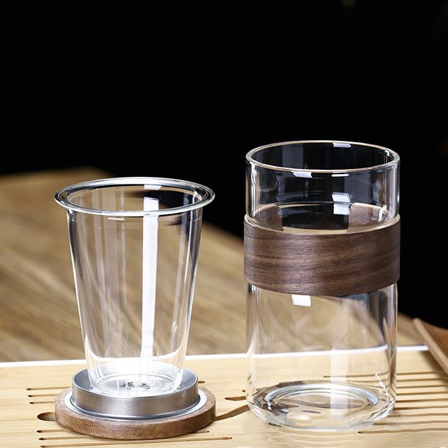 Custom 400ml Heat Resistant Hammer Tone Ribbed Glass Tea Infuser Water Bottle with Wood Sleeve and Lid