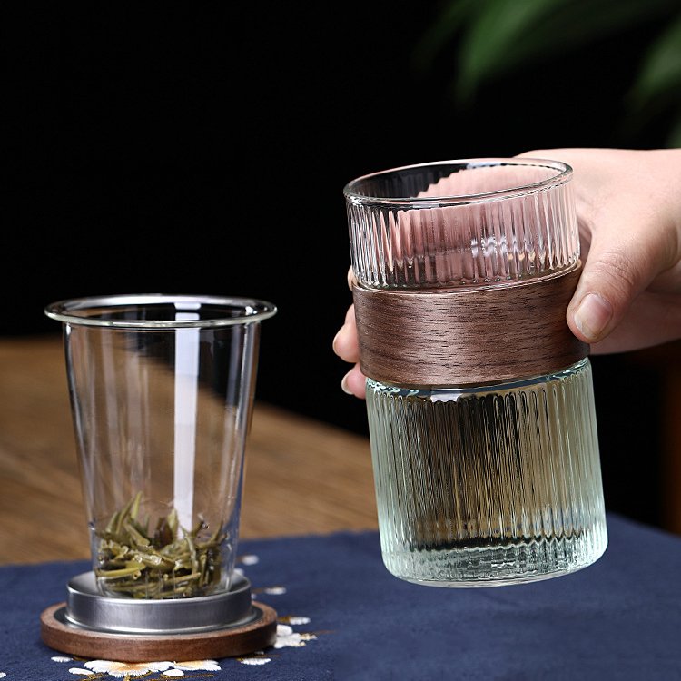 Custom 400ml Heat Resistant Hammer Tone Ribbed Glass Tea Infuser Water Bottle with Wood Sleeve and Lid