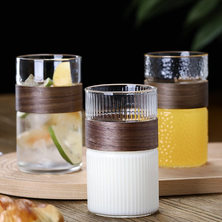 Custom 400ml Heat Resistant Hammer Tone Ribbed Glass Tea Infuser Water Bottle with Wood Sleeve and Lid