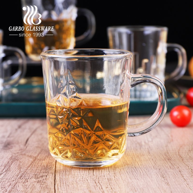 Wholesale popular machine made round transparent embossed 8oz glass mug with handle for tea coffee water