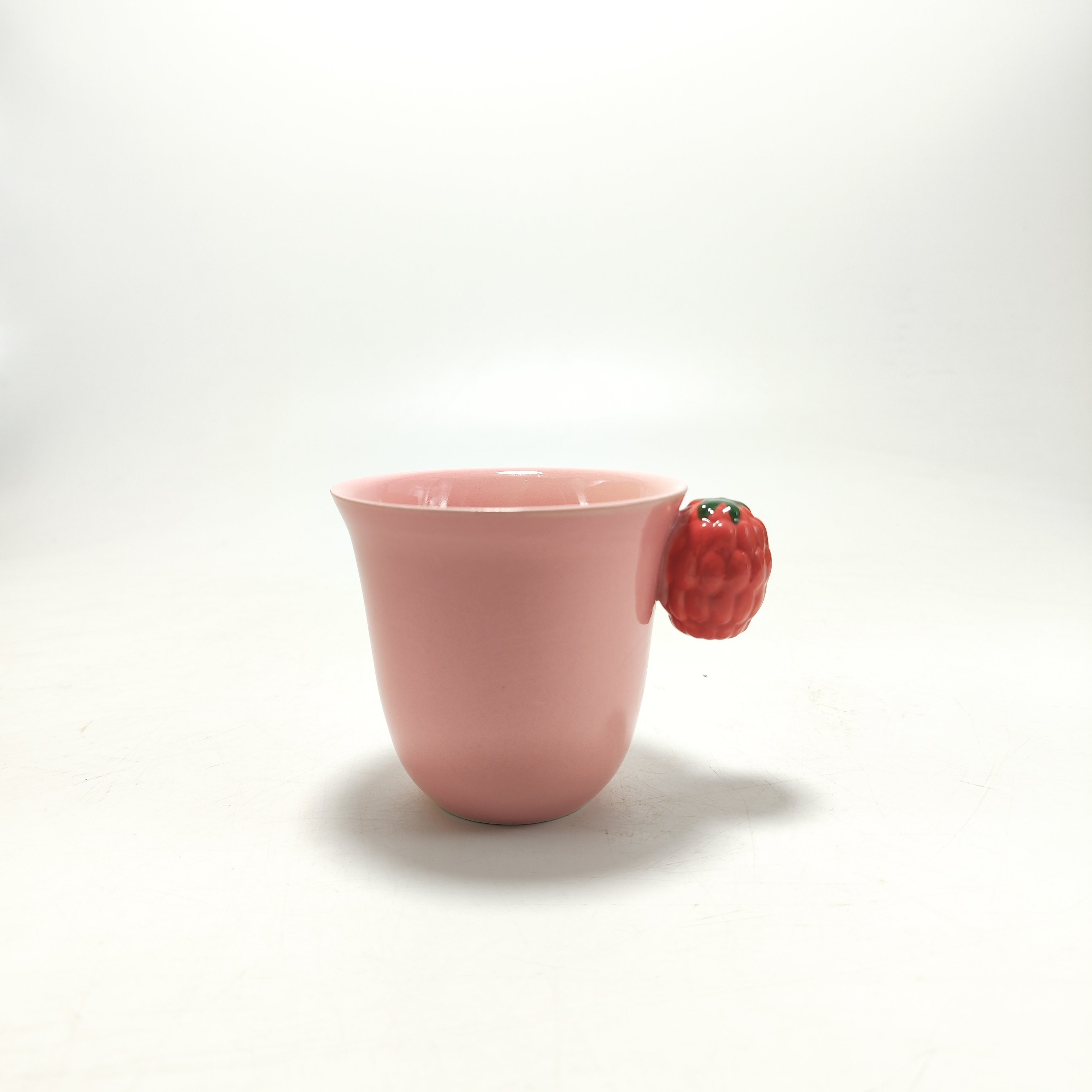 Hand-painted Colors are customizable Ceramic Mug Light Luxury Home Coffee Cup Wholesale Cute Strawberry Creative Mugs with Lid