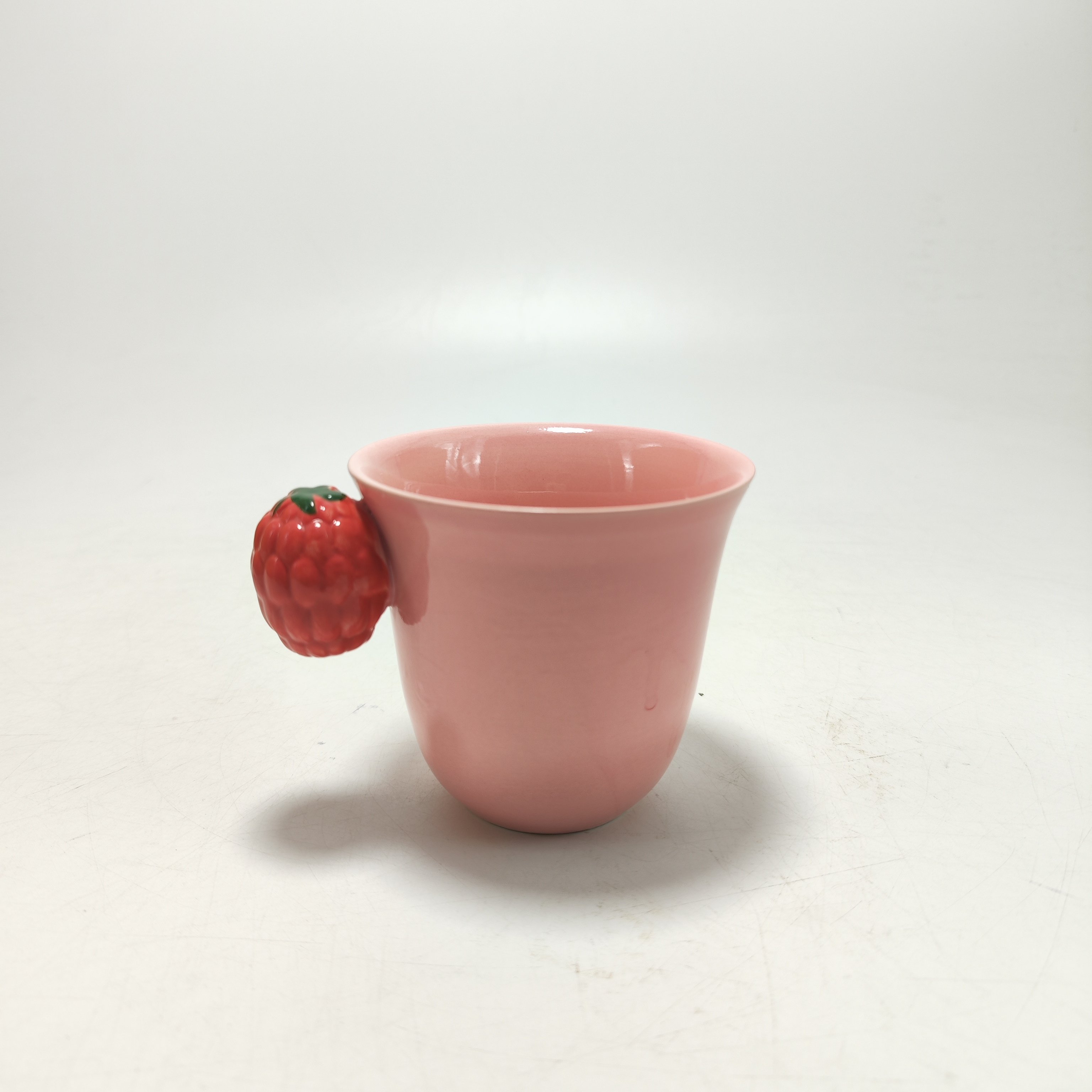 Hand-painted Colors are customizable Ceramic Mug Light Luxury Home Coffee Cup Wholesale Cute Strawberry Creative Mugs with Lid