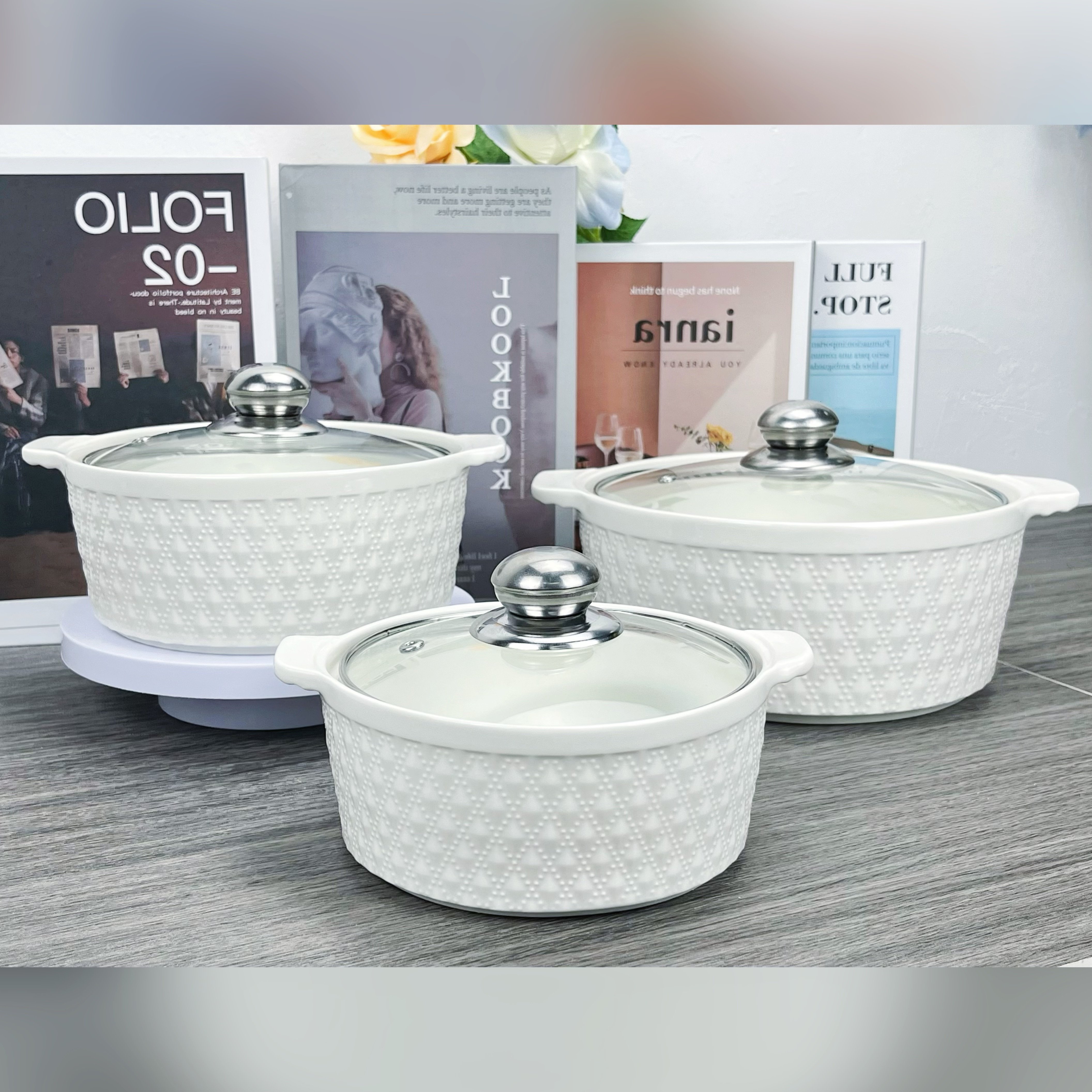 Porcelain Tableware White Casserole Pot Embossed Ceramic Soup Pot Sets with Glass Lid