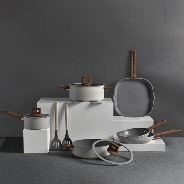 Eco-friendly Hot Wholesale Forged Nonstick Kitchenware Nonstick Coating Cookware Sets With Wooden Handle And Silicone Cover
