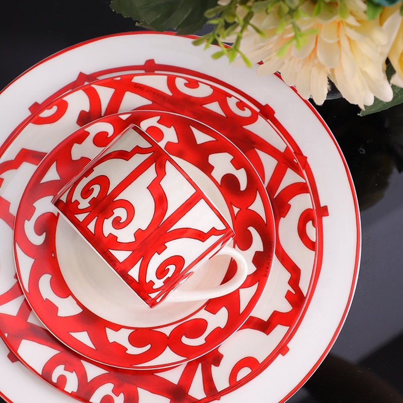 Fashion Western Europe Luxury Spanish Red Window Dining Room Home Decors Bone China Dinnerware Sets