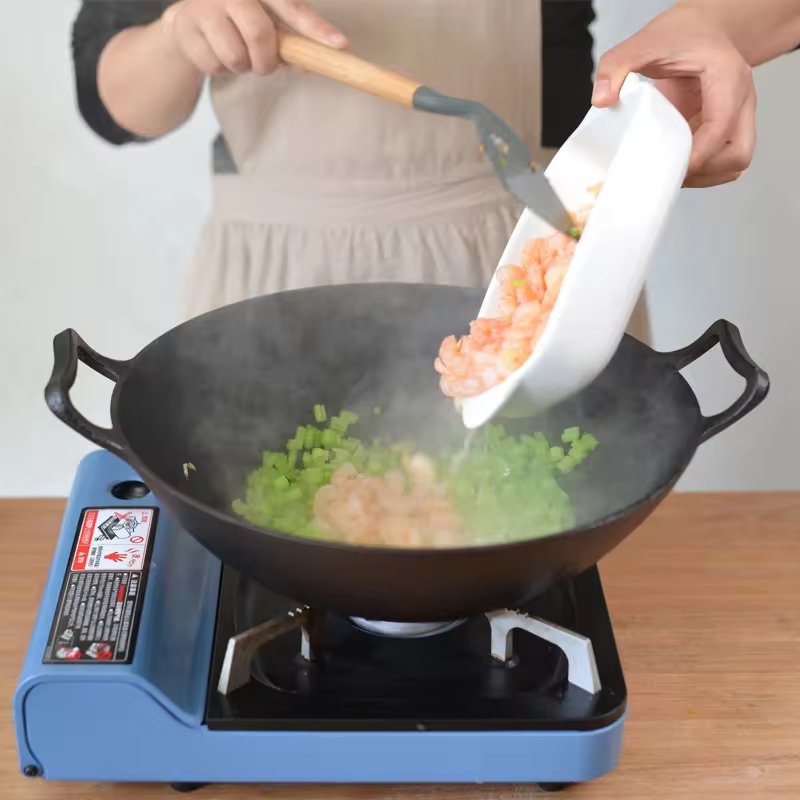 Traditional Chinese cookware set 32/36cm black round pre-flavored non-stick thickened flat cast iron woks with two ears