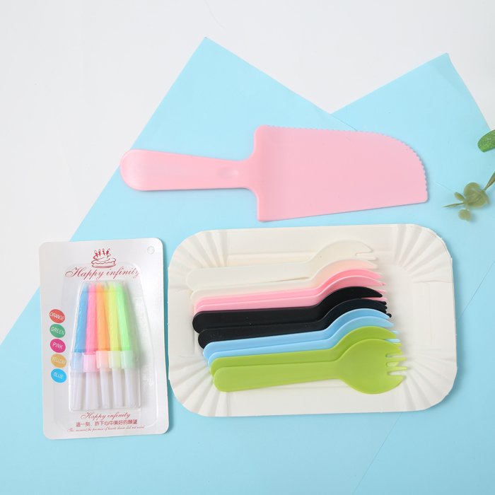 Hot Sale Disposable Plastic Tableware Set for Cake Candle Knife and Fork for Parties Dinners with Decorative Features
