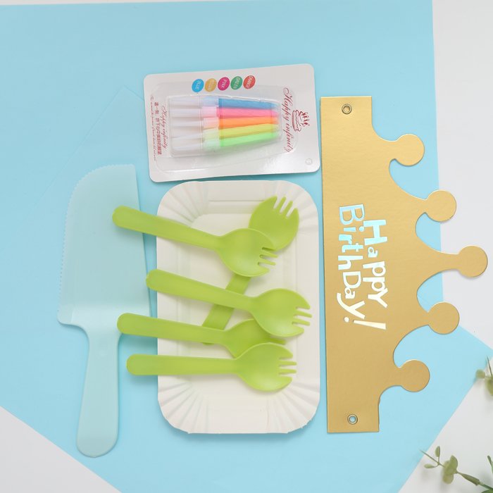 Hot Sale Disposable Plastic Tableware Set for Cake Candle Knife and Fork for Parties Dinners with Decorative Features