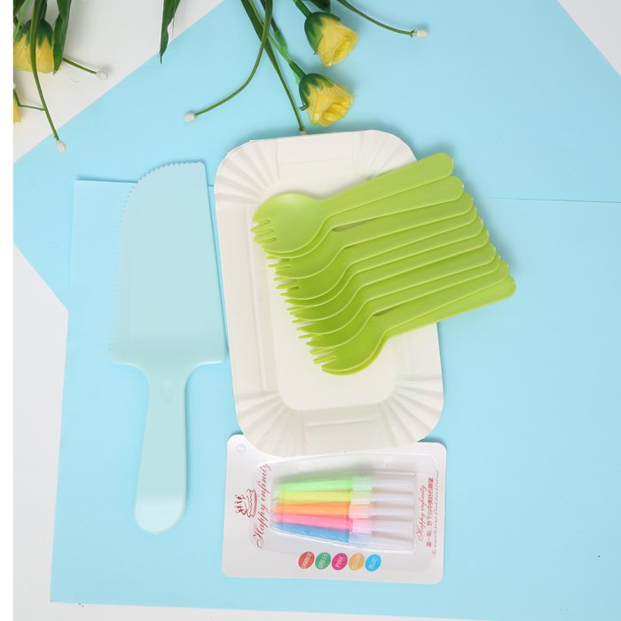 Hot Sale Disposable Plastic Tableware Set for Cake Candle Knife and Fork for Parties Dinners with Decorative Features