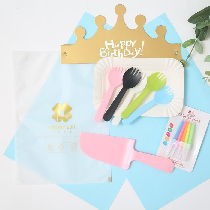 Hot Sale Disposable Plastic Tableware Set for Cake Candle Knife and Fork for Parties Dinners with Decorative Features