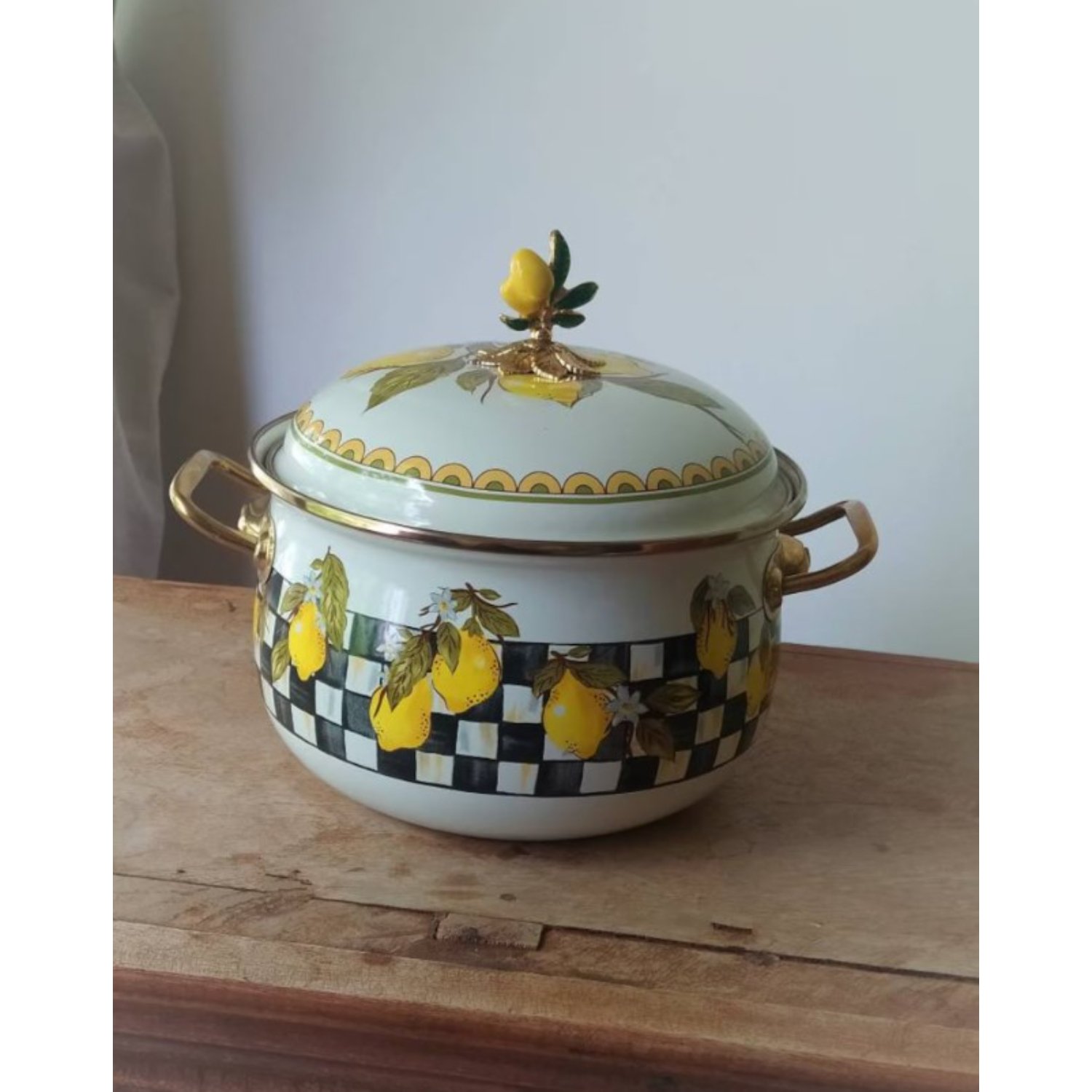 Round Shape Casserole Dish With Lid And Handle For Serve Ware Hotel Ware And Restaurant Tabletop Enameled Design Cook Ware