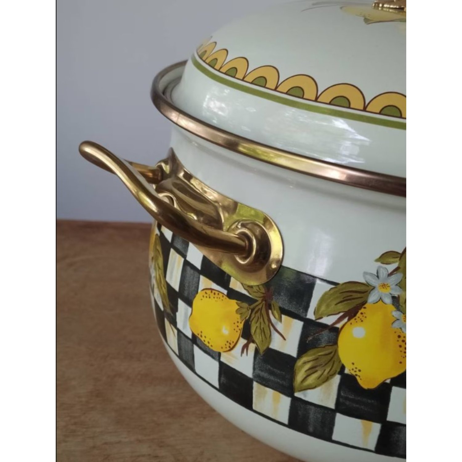 Round Shape Casserole Dish With Lid And Handle For Serve Ware Hotel Ware And Restaurant Tabletop Enameled Design Cook Ware