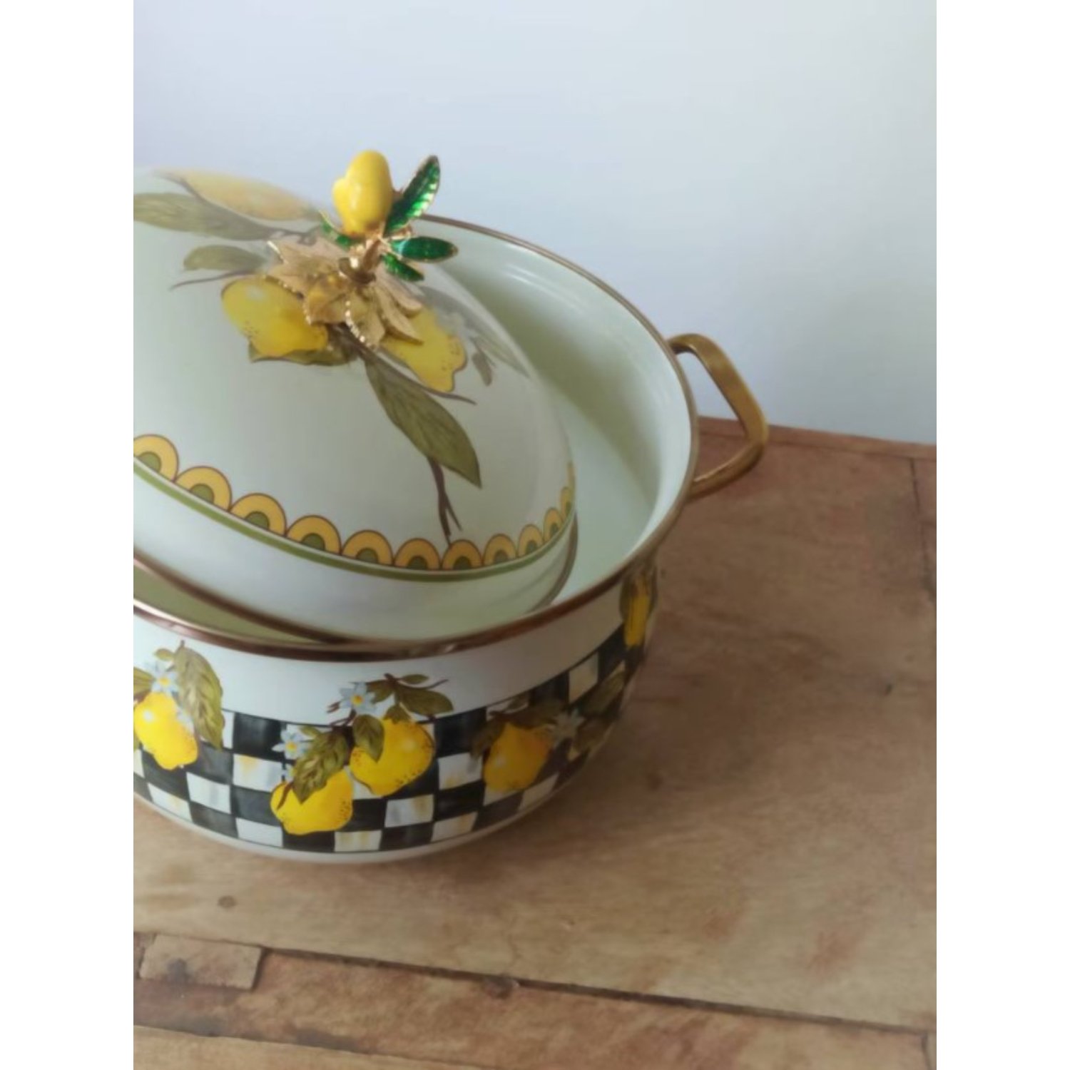 Round Shape Casserole Dish With Lid And Handle For Serve Ware Hotel Ware And Restaurant Tabletop Enameled Design Cook Ware
