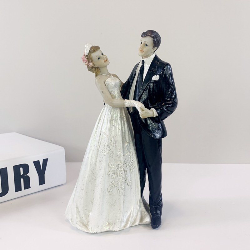 Resin Figurine Bride Groom Cake Decorations Supplies Wedding Cake Toppers Engagement Wedding Party Supplies Cake accessories