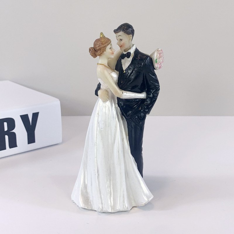 Resin Figurine Bride Groom Cake Decorations Supplies Wedding Cake Toppers Engagement Wedding Party Supplies Cake accessories