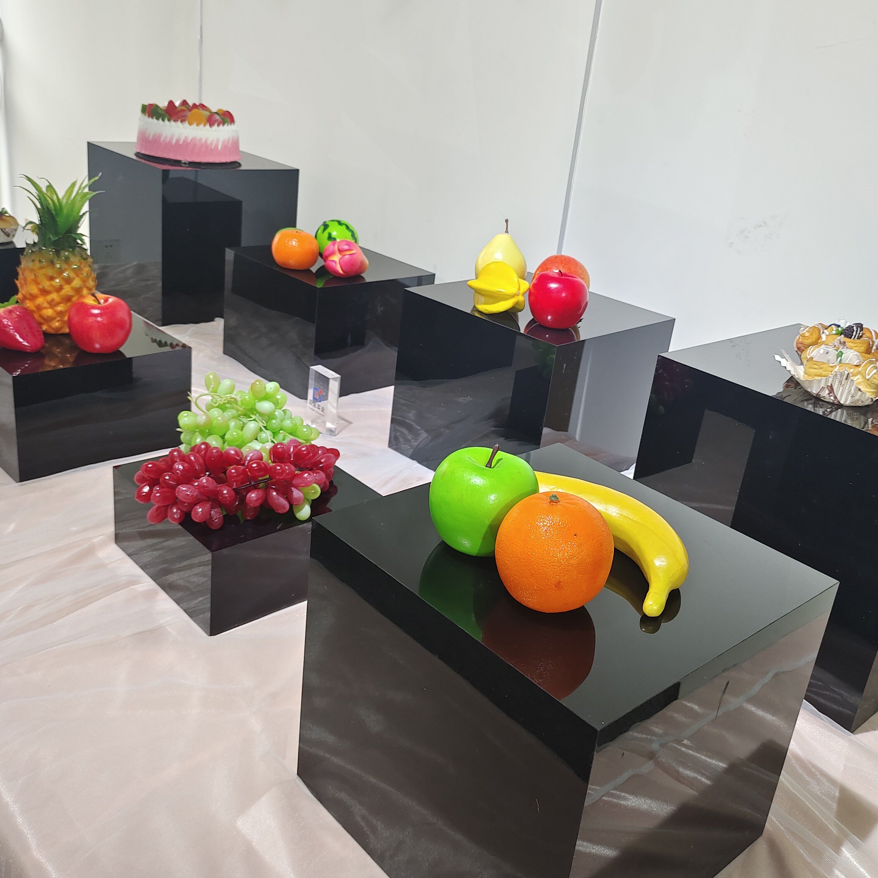 Gaojian Black White Buffet Acrylic Display Square Food Dessert Display Cake Stand Riser Cube For Wedding Hotel Decoration