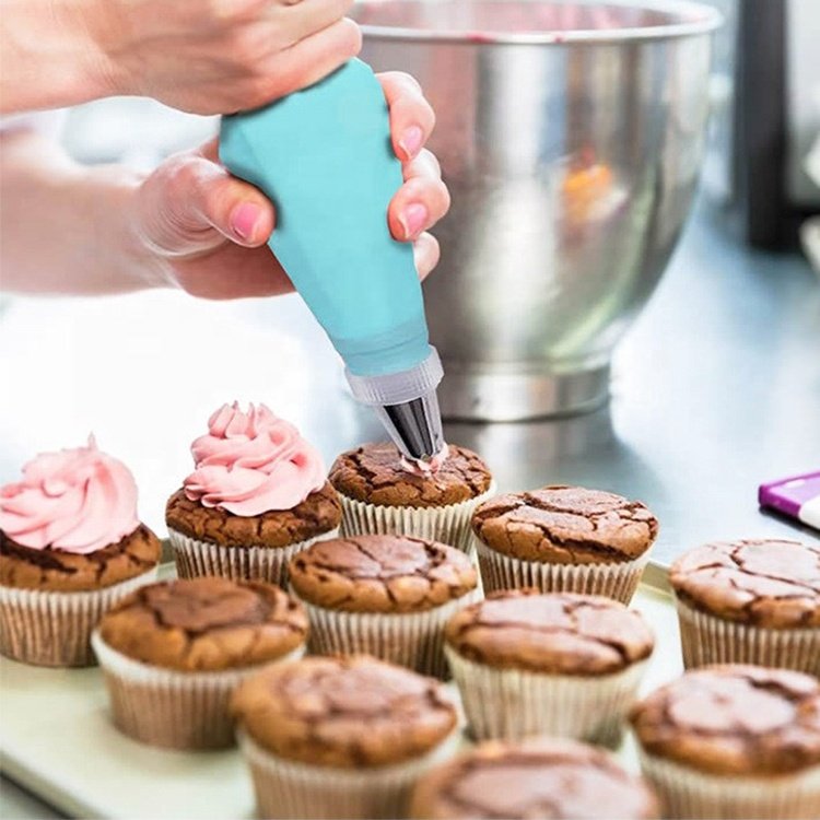 Popular Sale 14pcs/Set Cake Decorating Tools Stainless Steel Cake Piping Nozzle and Pastry Bag