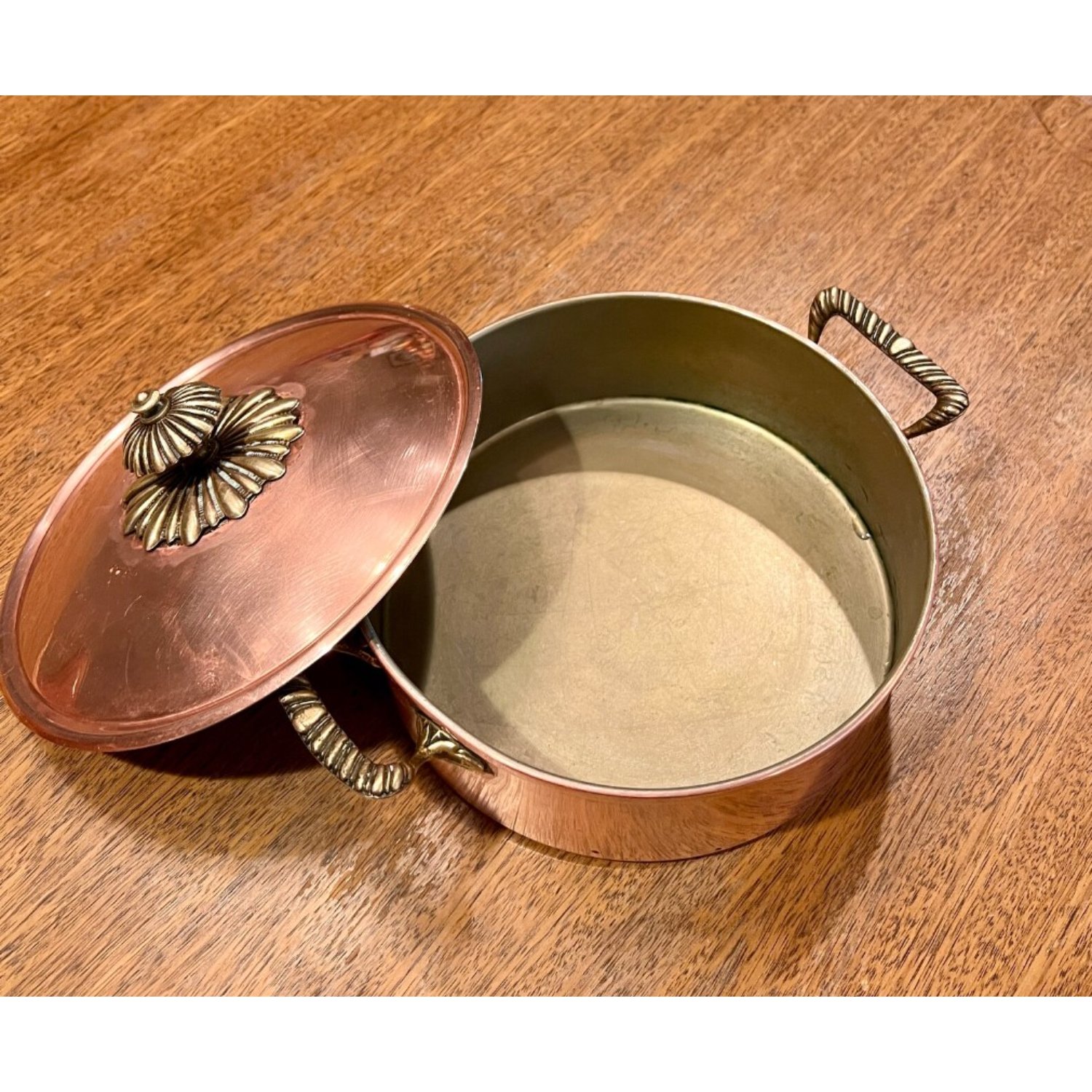 Round Hot Dish Serving Bowl in Stainless Steel and Iron with Lid Perfect for Hotelware Restaurant and Wedding Casserole