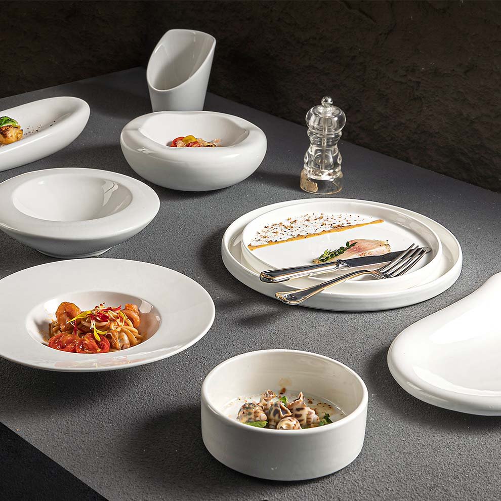 Supplier Customize Elegant Irregular Fish Shape White Ceramic Plates Dishes For Restaurant Wedding Event Porcelain Tableware