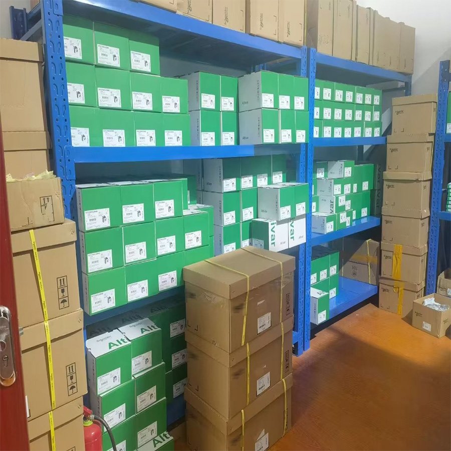 Original New Sysmac CP1L Series Mini PLC Controller CP1LM40DRA CP1L-M40DR-A