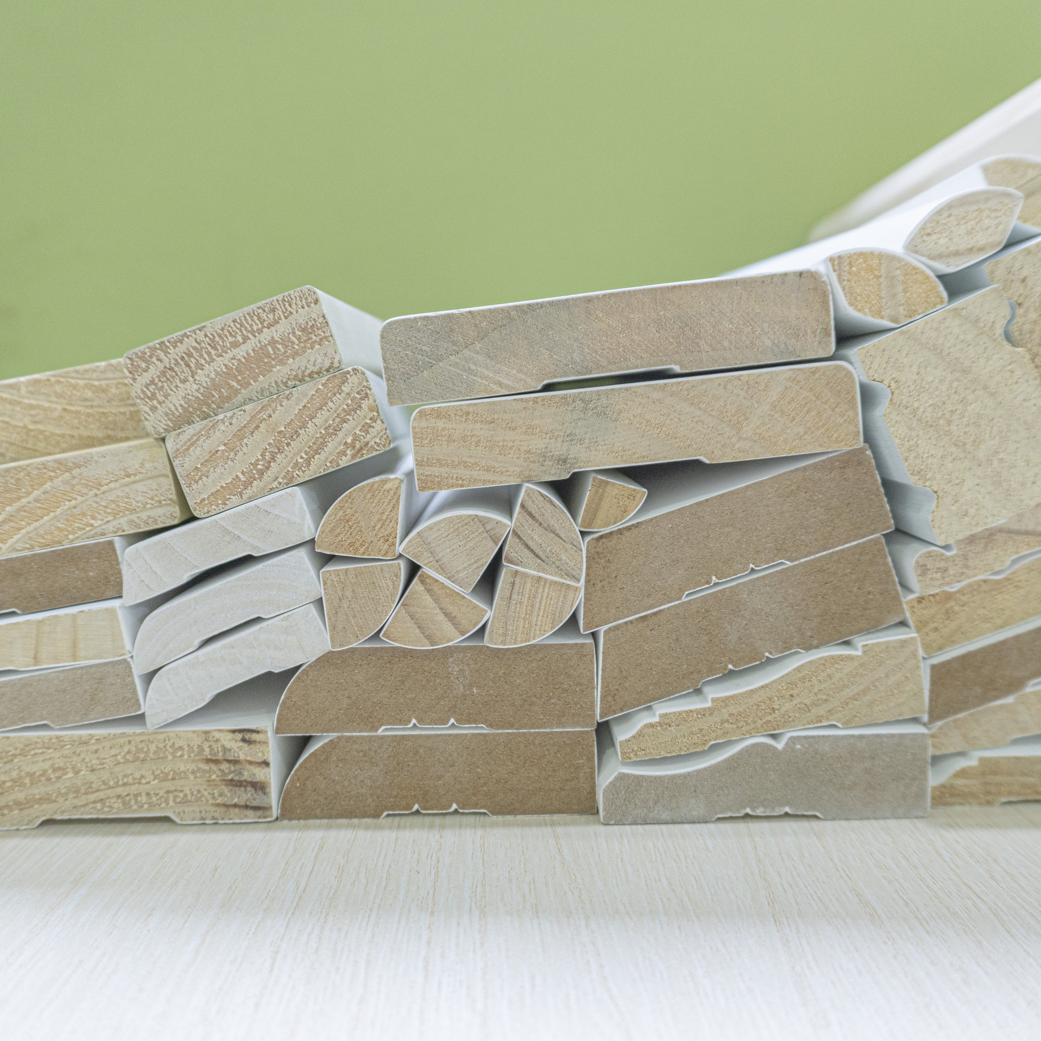 Wholesale Modern White Finger Joint Pine Baseboard Skirting Board Solid Wood MDF Waterproof For Hotels