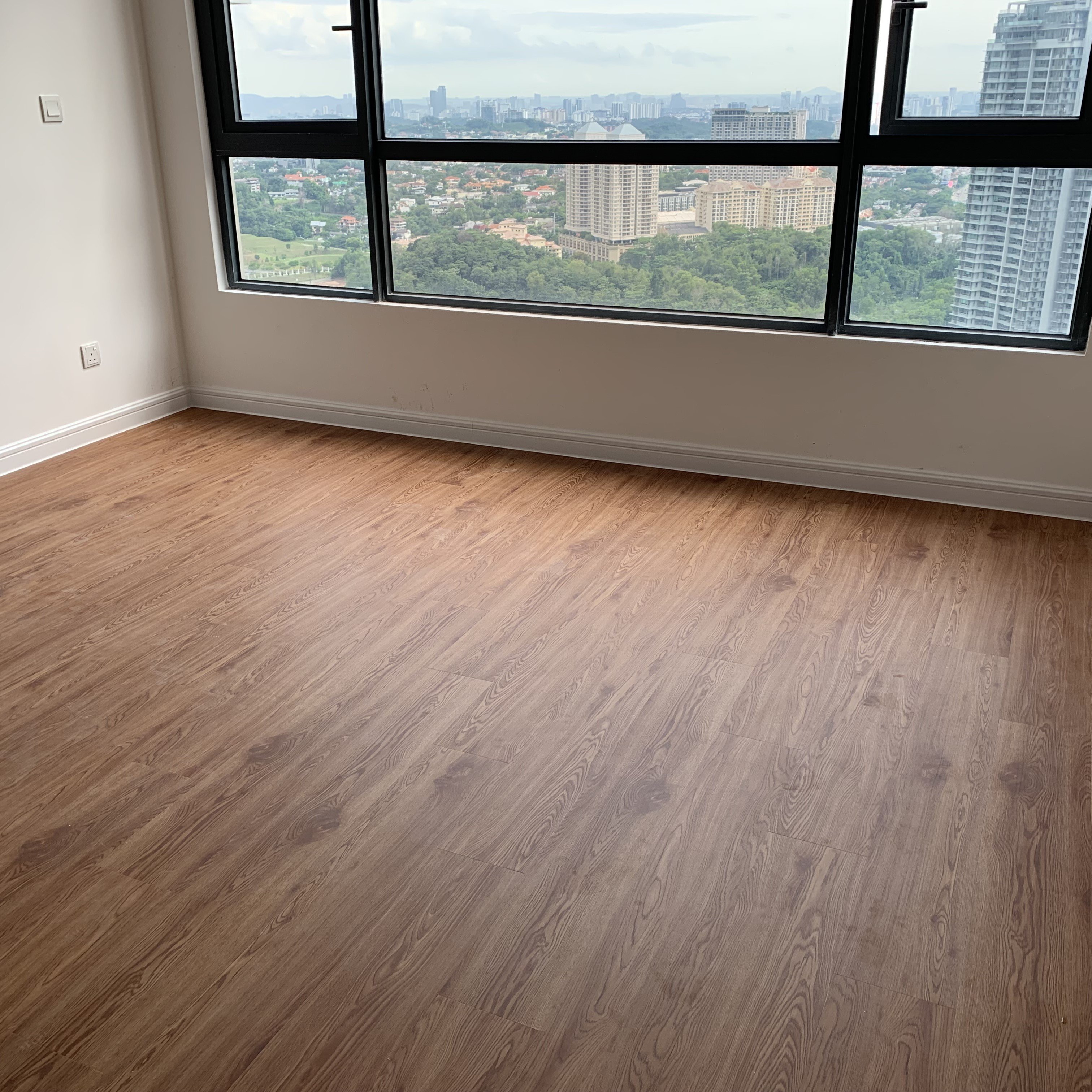 SPC Vinyl Plank Factory Wood Grain Click Rigid Core Flooring Eco-Friendly Sound Absorbing Decking Outdoor Use Customized Sizes