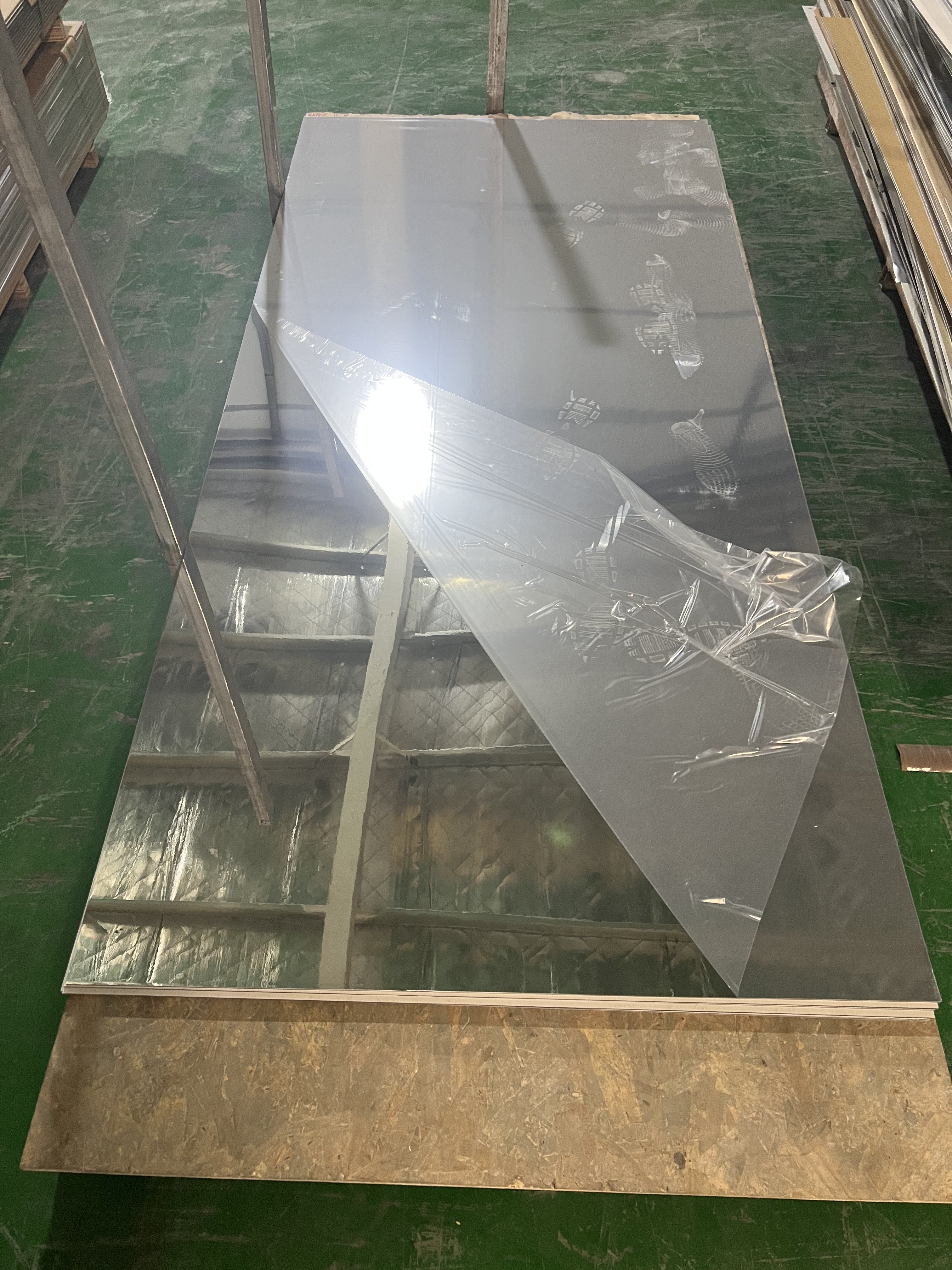 media wall Material Wpc Foam Board Wall Panel Low Price mental gold ,red,black and Colored Glossy