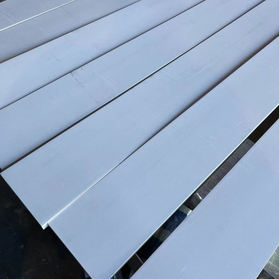 High Quality Wholesale Price Solid Wood White Primed Pine Wood Base Wood Moulding Skirting Board For Buildings