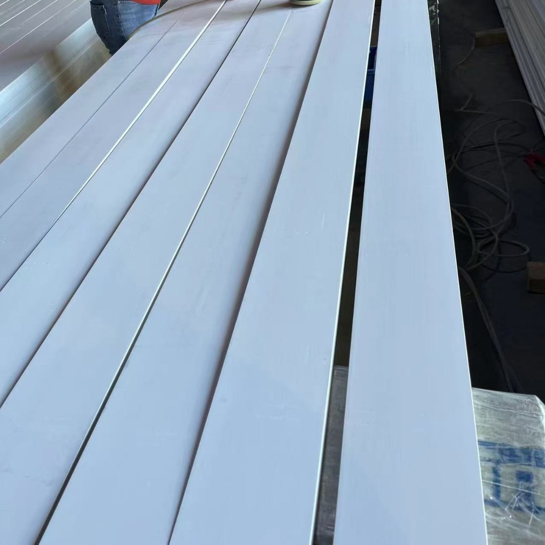 High Quality Wholesale Price Solid Wood White Primed Pine Wood Base Wood Moulding Skirting Board For Buildings
