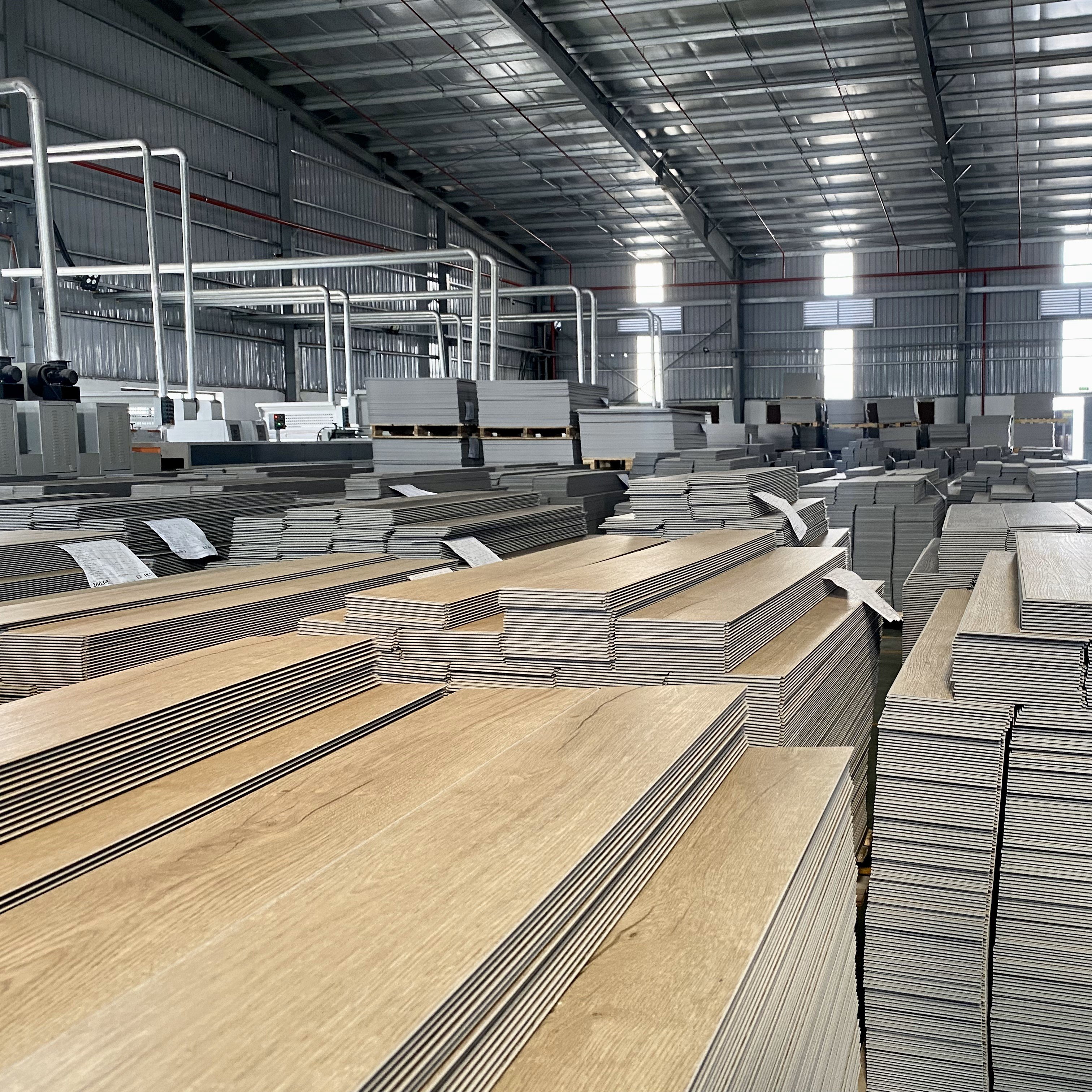 Best Selling Luxury SPC Click Wood Grain PVC LVP Decking 5mm Waterproof Flooring Tile for Indoor and Outdoor Projects