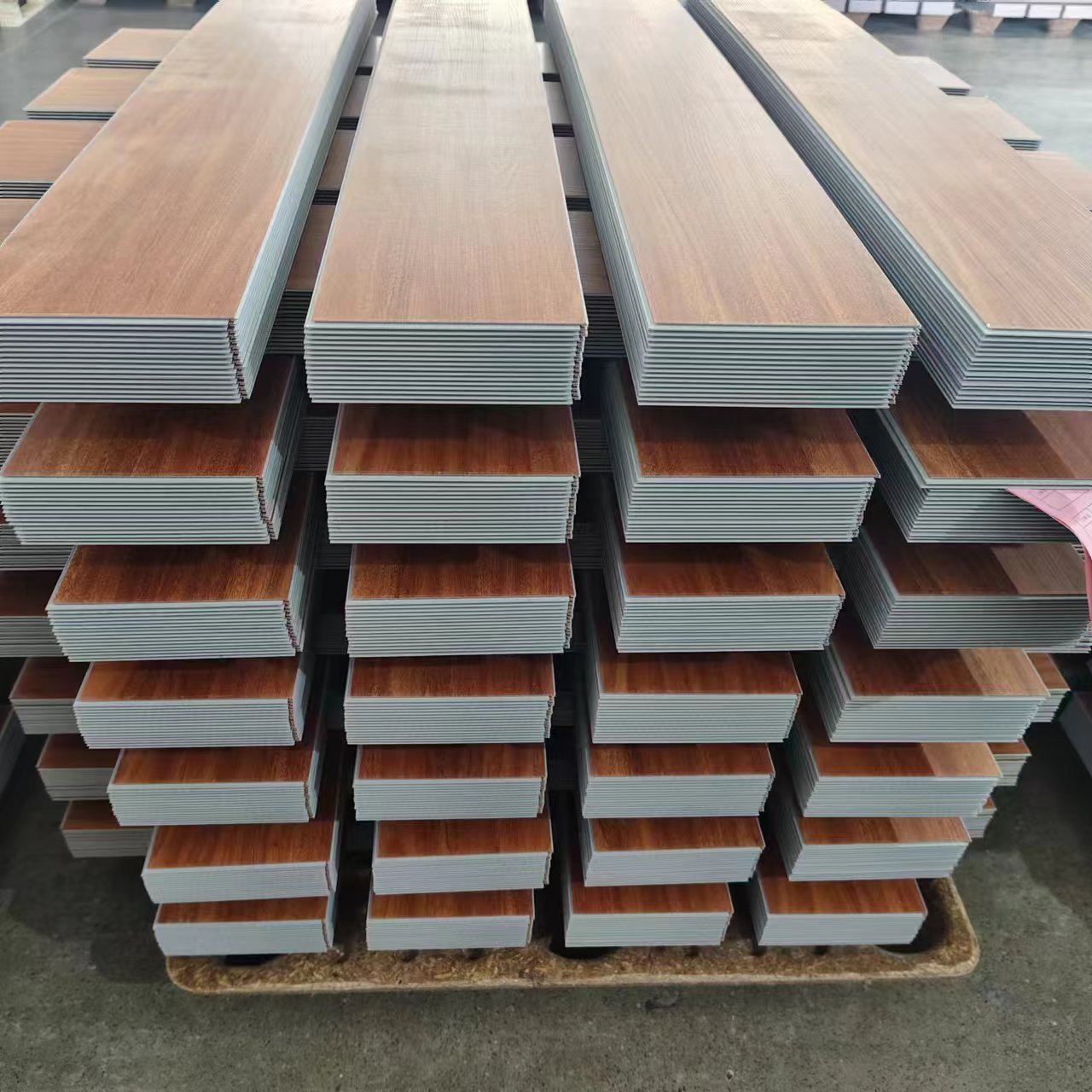 Luxury PVC Vinyl Floor Board Hotels Hospitals 5mm 7mm Thick Easy Click Installation Plastic Indoor Flooring