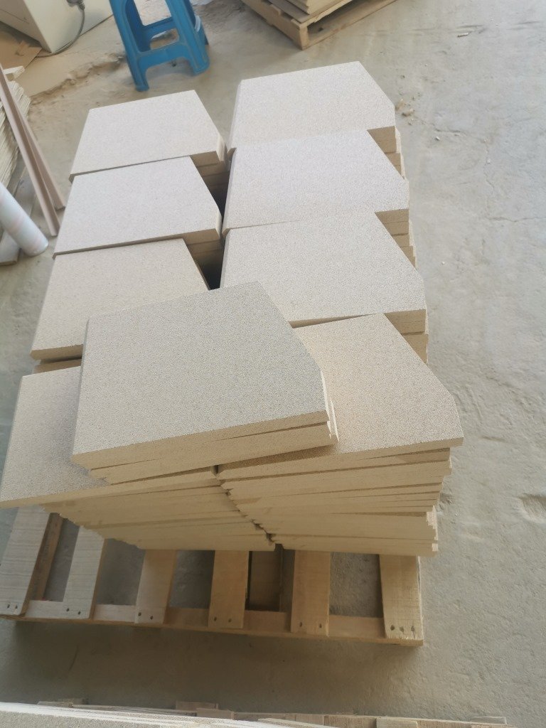 Vermiculite insulation fireproof board with low density and high fire resistance for pellet stoves.