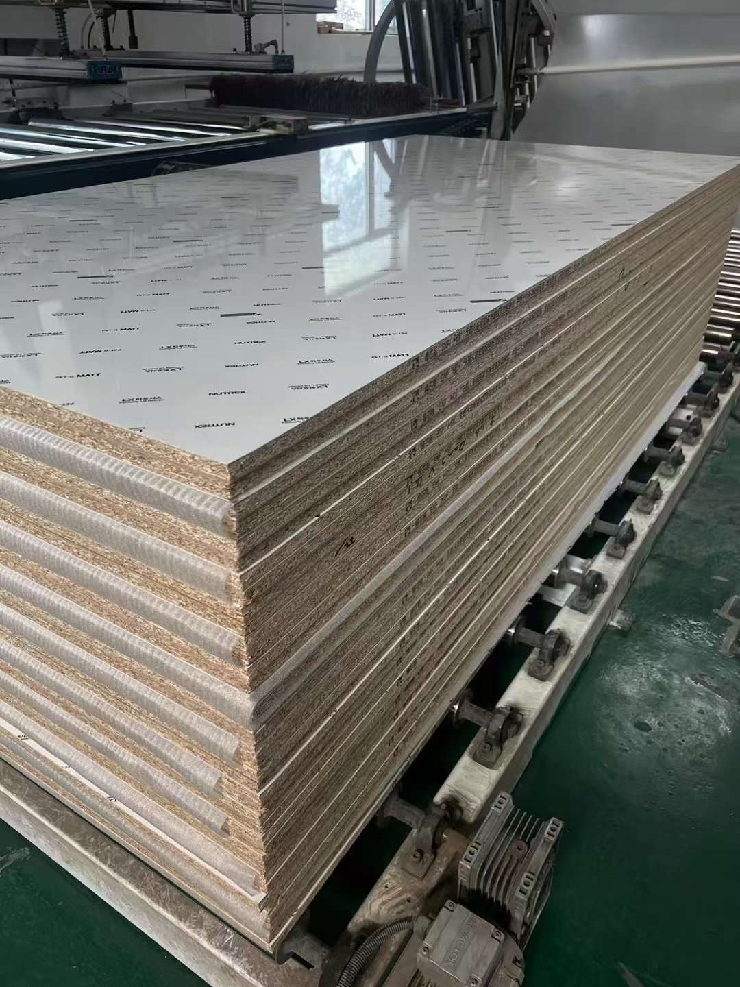 Hanna anti-fingerprint wear-resistant indoor furniture board Moisture-proof PET laminated particle board ENF18mm 4*9