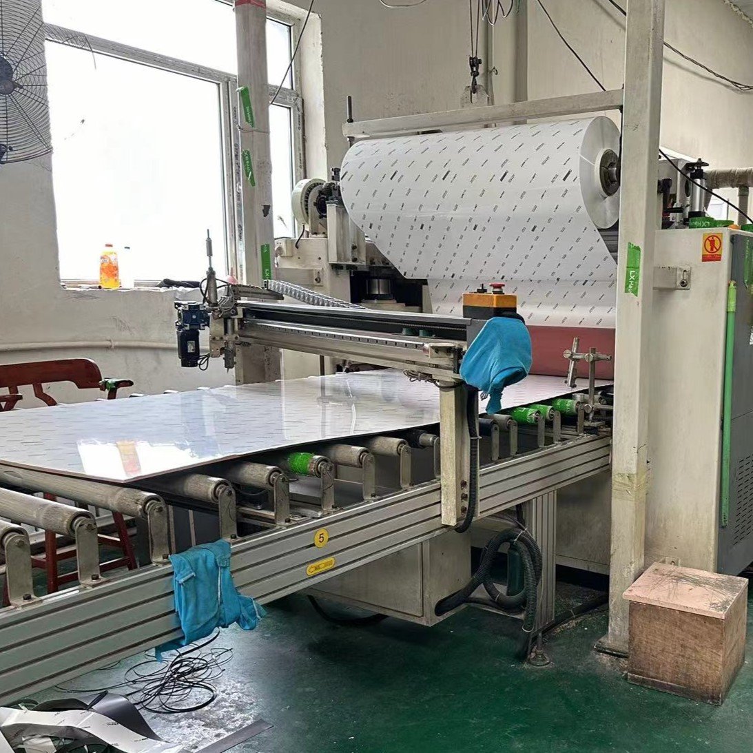 High Quality 18mm White PET Laminated Poplar Particleboard E0 Moisture-Proof for Furniture in Apartments-Factory Direct Sales