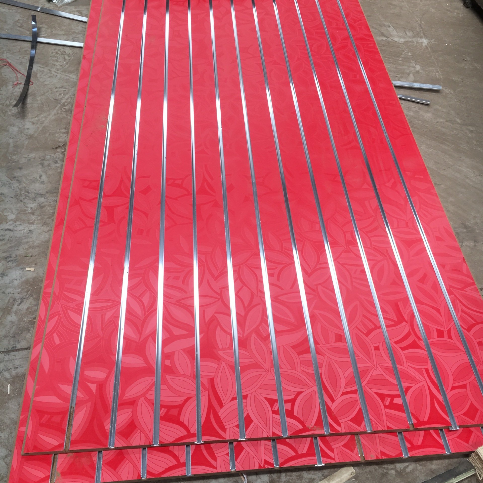 Beautiful melamine wood grain veneer slot MDF board for wall.