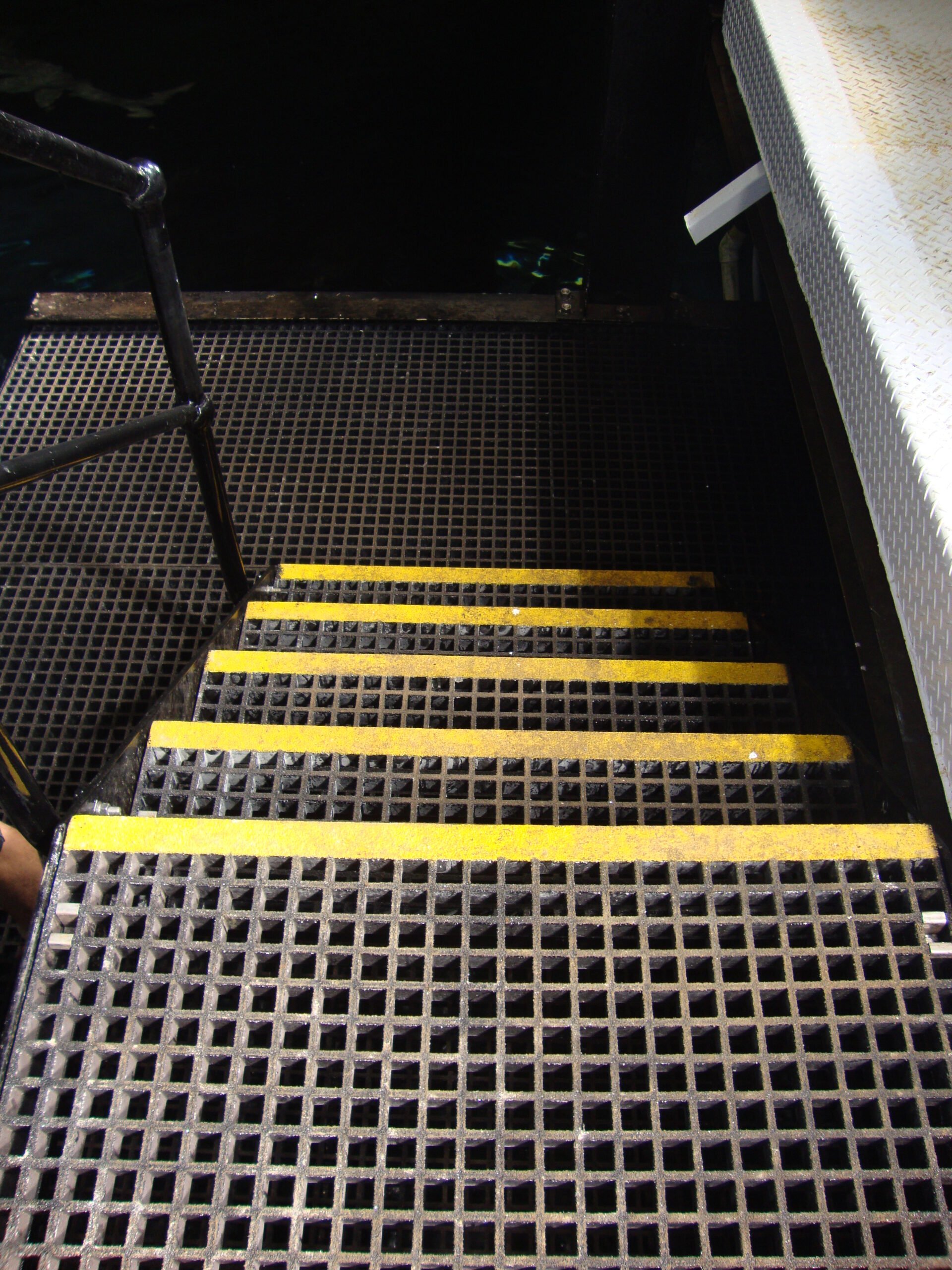Highly Corrosion-Resistant Fiberglass Durable Plate with Slip-proof FRP Grating Used In Chemical Industries Made In Vietnam