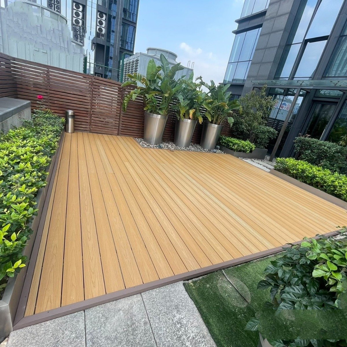 Solid WPC Terrace Anti-Slip Waterproof Outdoor Composite PE Decking Smooth Traditional Wood Fiber Decking Traditional Plastic