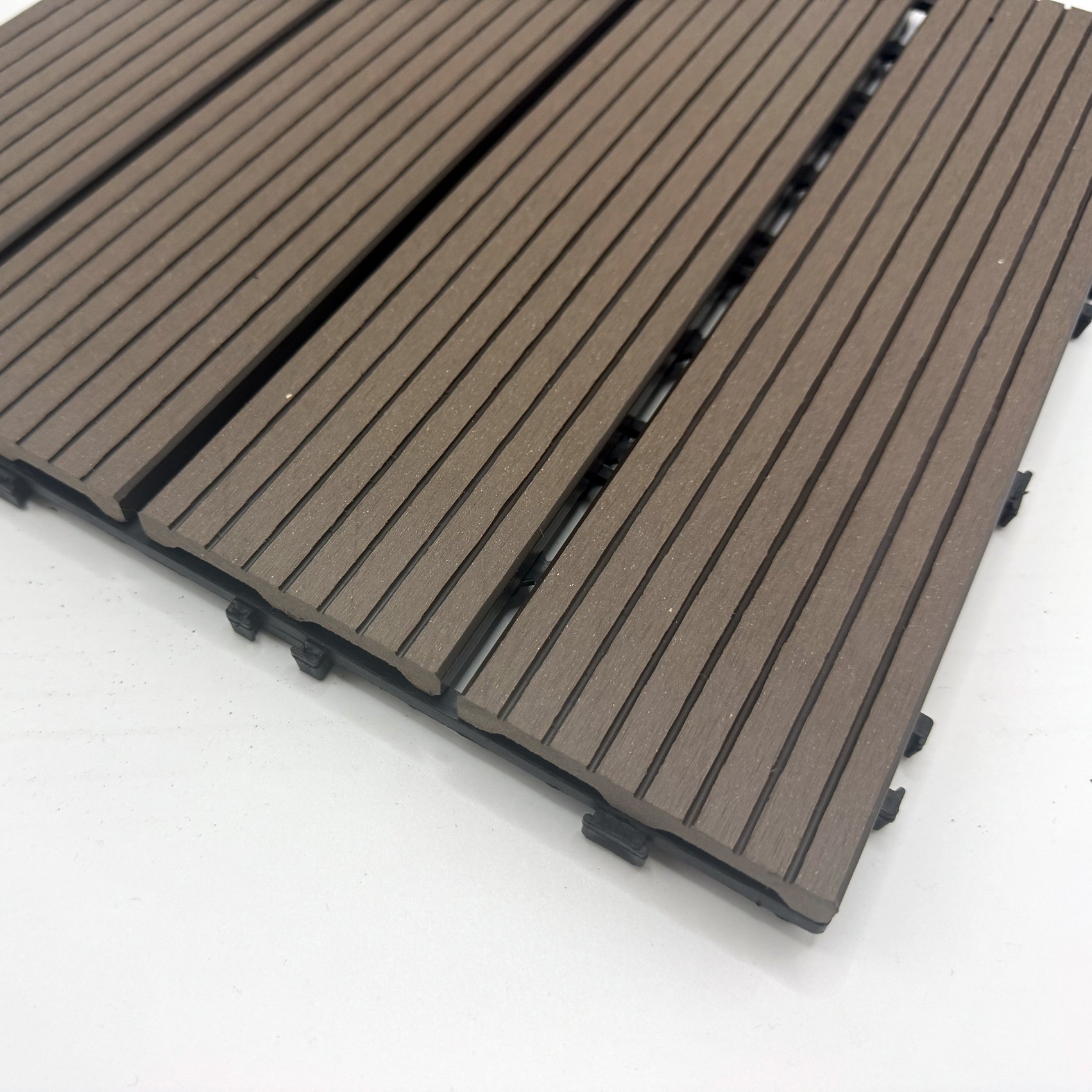 Diy Interlocking Wpc Decking Wood Patio Tiles and Floor Deck with Artificial Grass for Outdoor Spaces