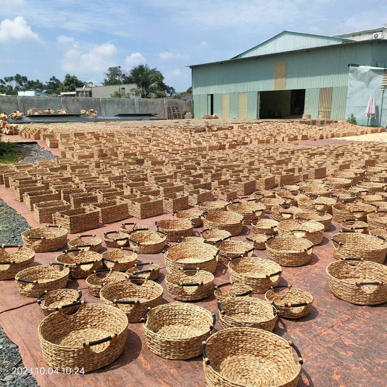 Home 24h Company produce S/5 Small Bowl Water-Hyacinth Baskets Black Rattan Handles HO-2067 in Vietnam for Home organization