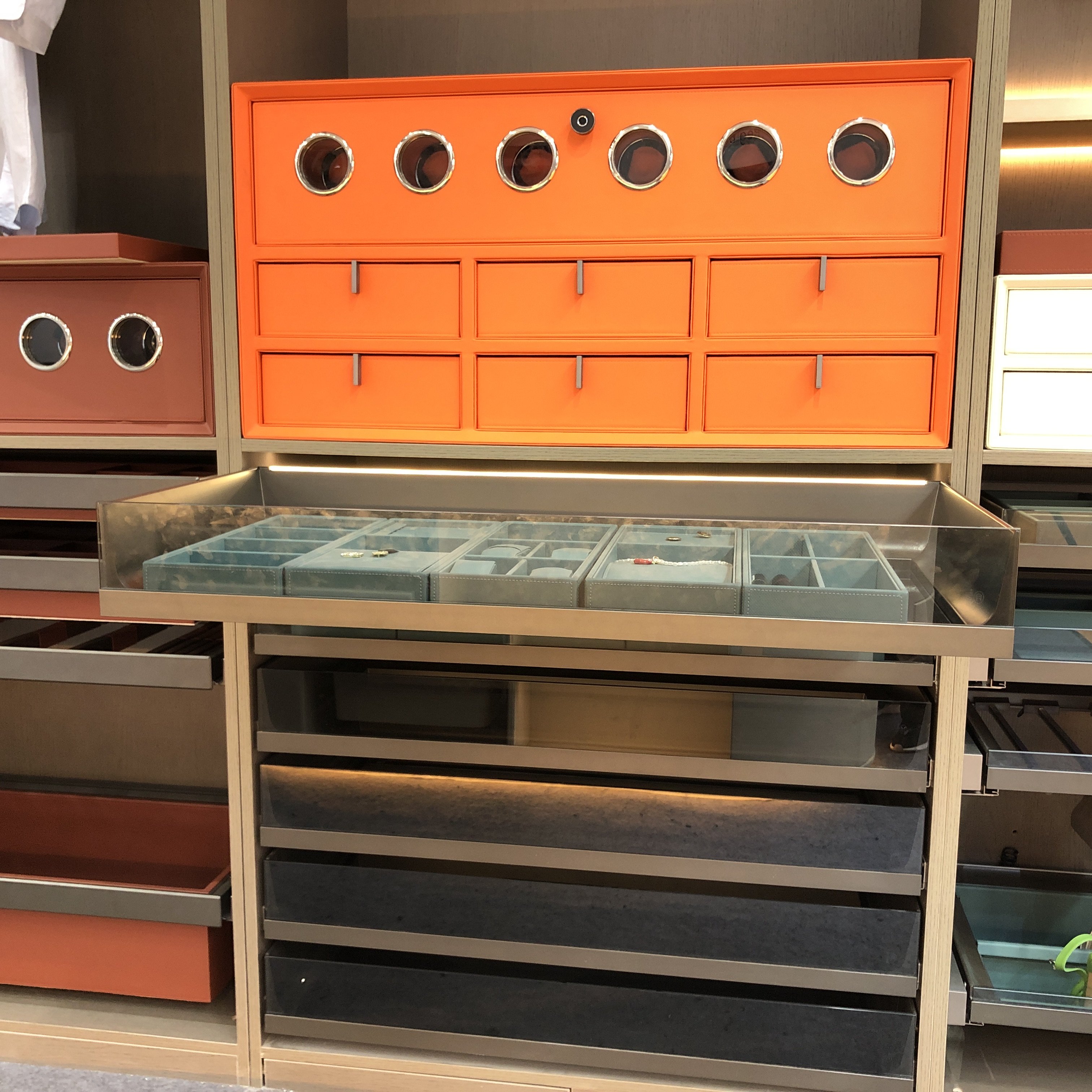High-quality Wardrobe Furniture Storage Aluminum Pull Out Soft Close Glass Basket with LED