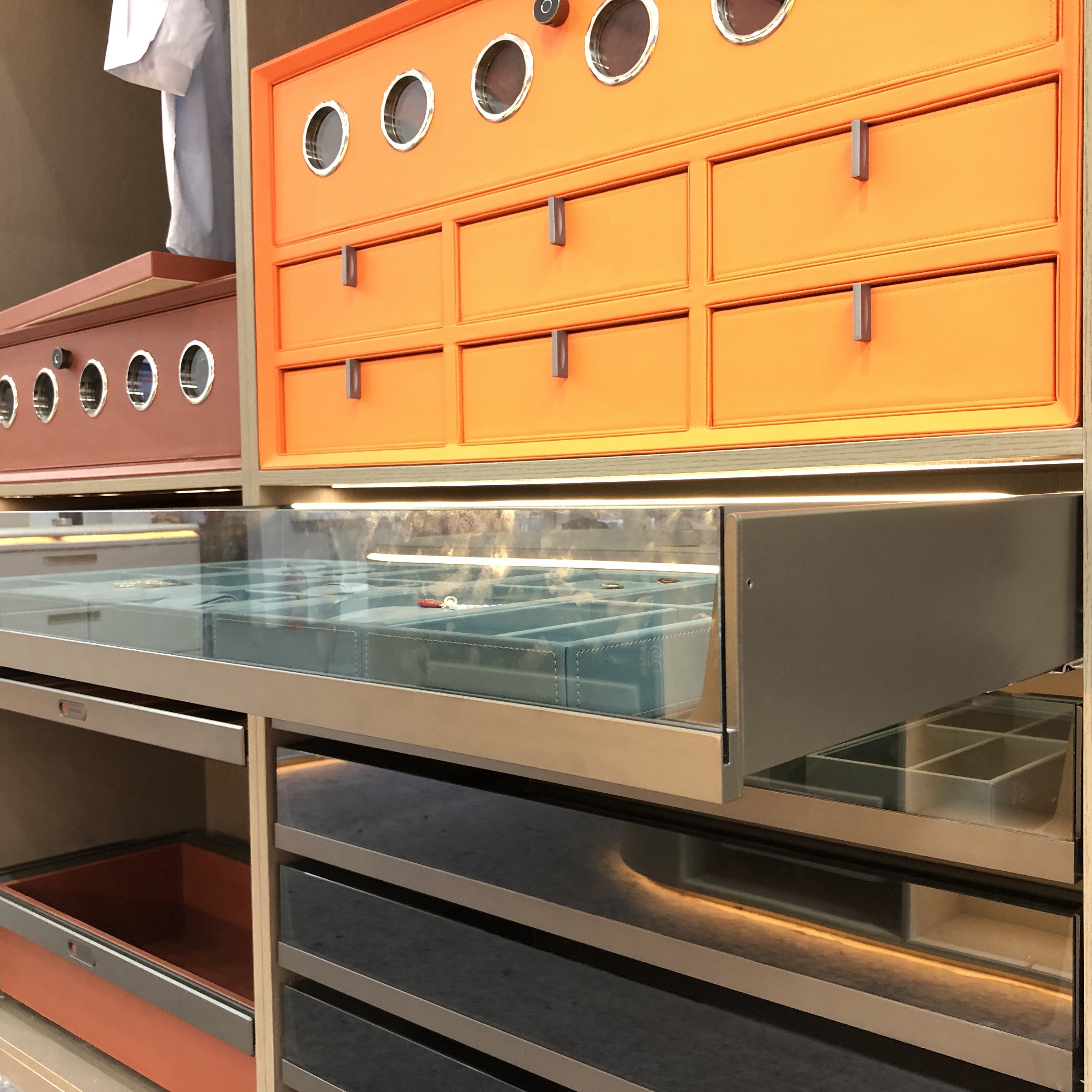 High-quality Wardrobe Furniture Storage Aluminum Pull Out Soft Close Glass Basket with LED