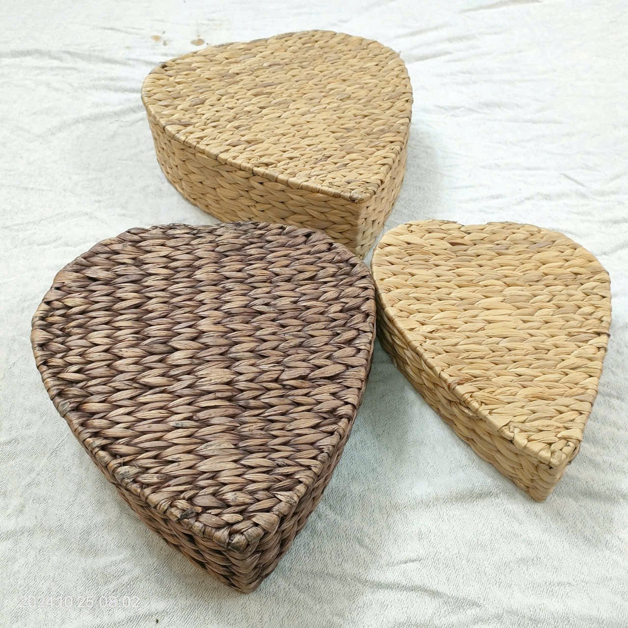 Best selling iron frame heart shape water hyacinth basket fishbone woven from Home24h production Company HO-2382/3 in Vietnam