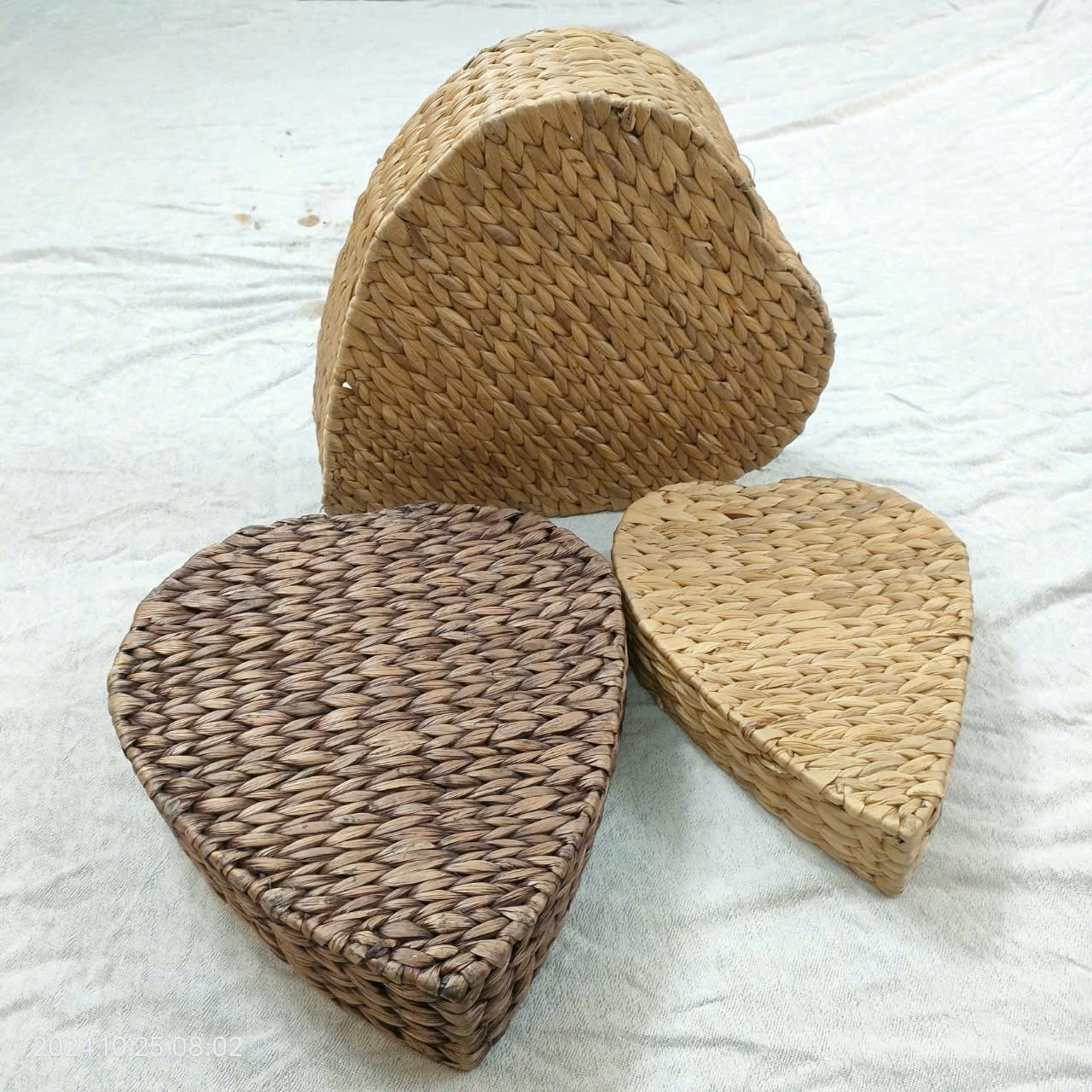 Best selling iron frame heart shape water hyacinth basket fishbone woven from Home24h production Company HO-2382/3 in Vietnam