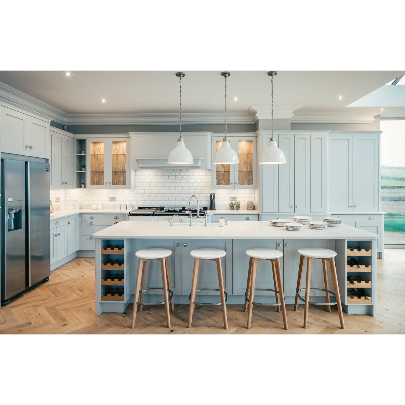 Modern European Style Classic DesignTop Shaker Style Solid Wood Kitchen Cabinet with Sink Hinge Faucet Drawer Basket